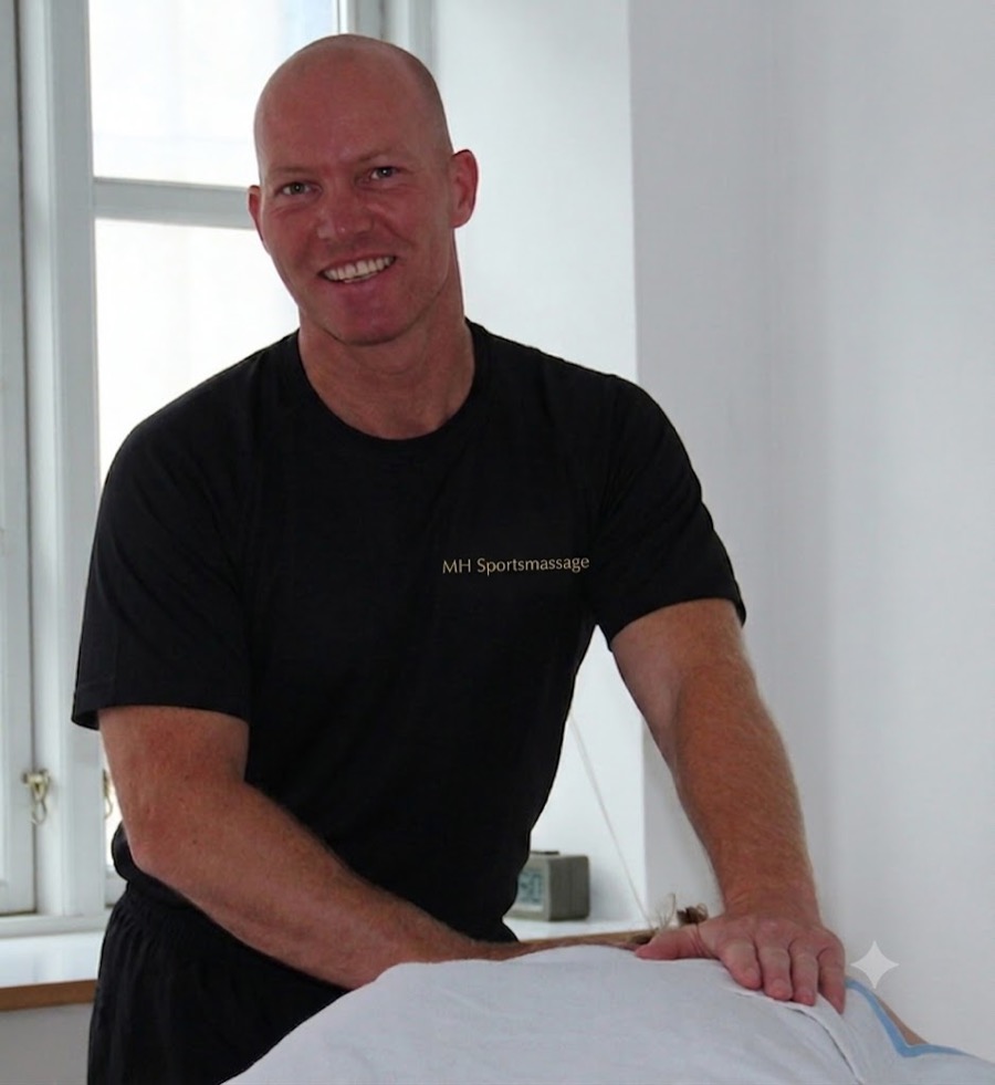 Michael Hansen giver sportsmassage i sin klinik i Bjæverskov